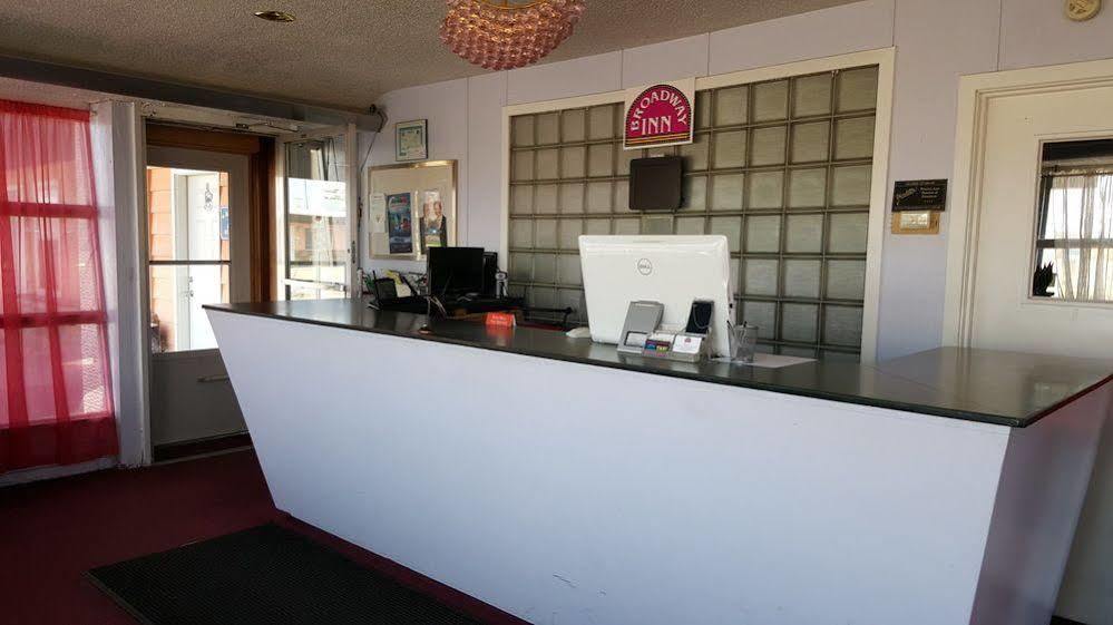 Broadway Inn Yankton Bagian luar foto
